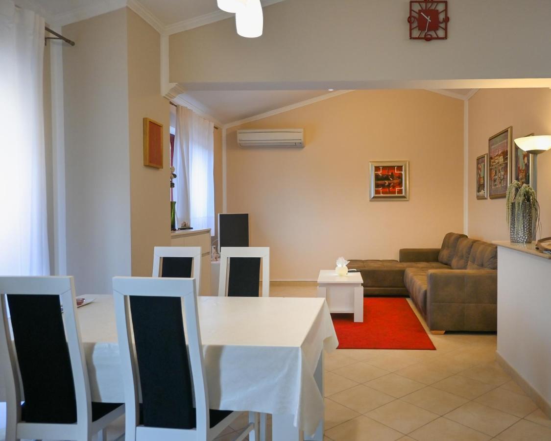 Villa Michelle Karojba Esterno foto