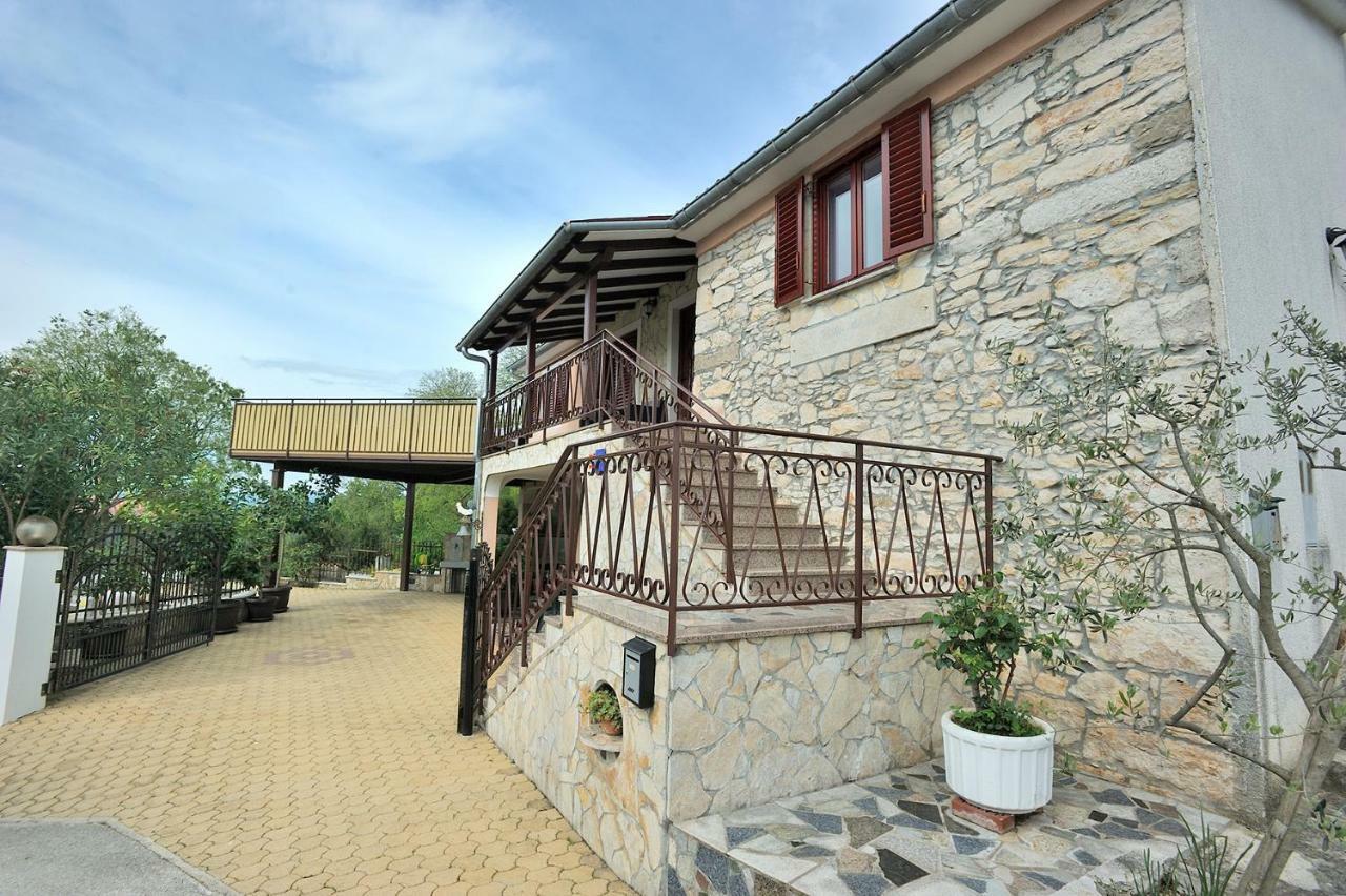 Villa Michelle Karojba Esterno foto