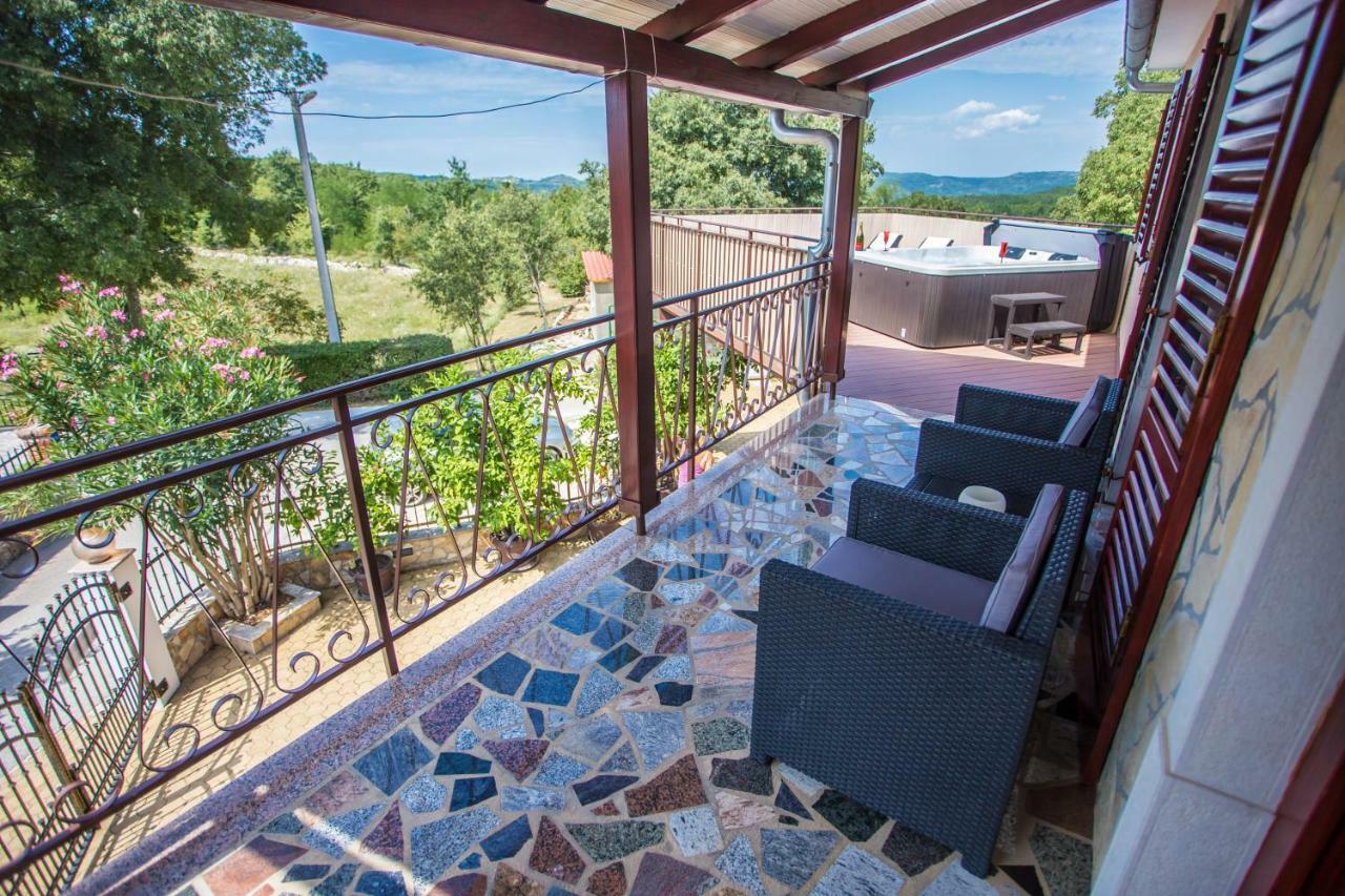 Villa Michelle Karojba Esterno foto