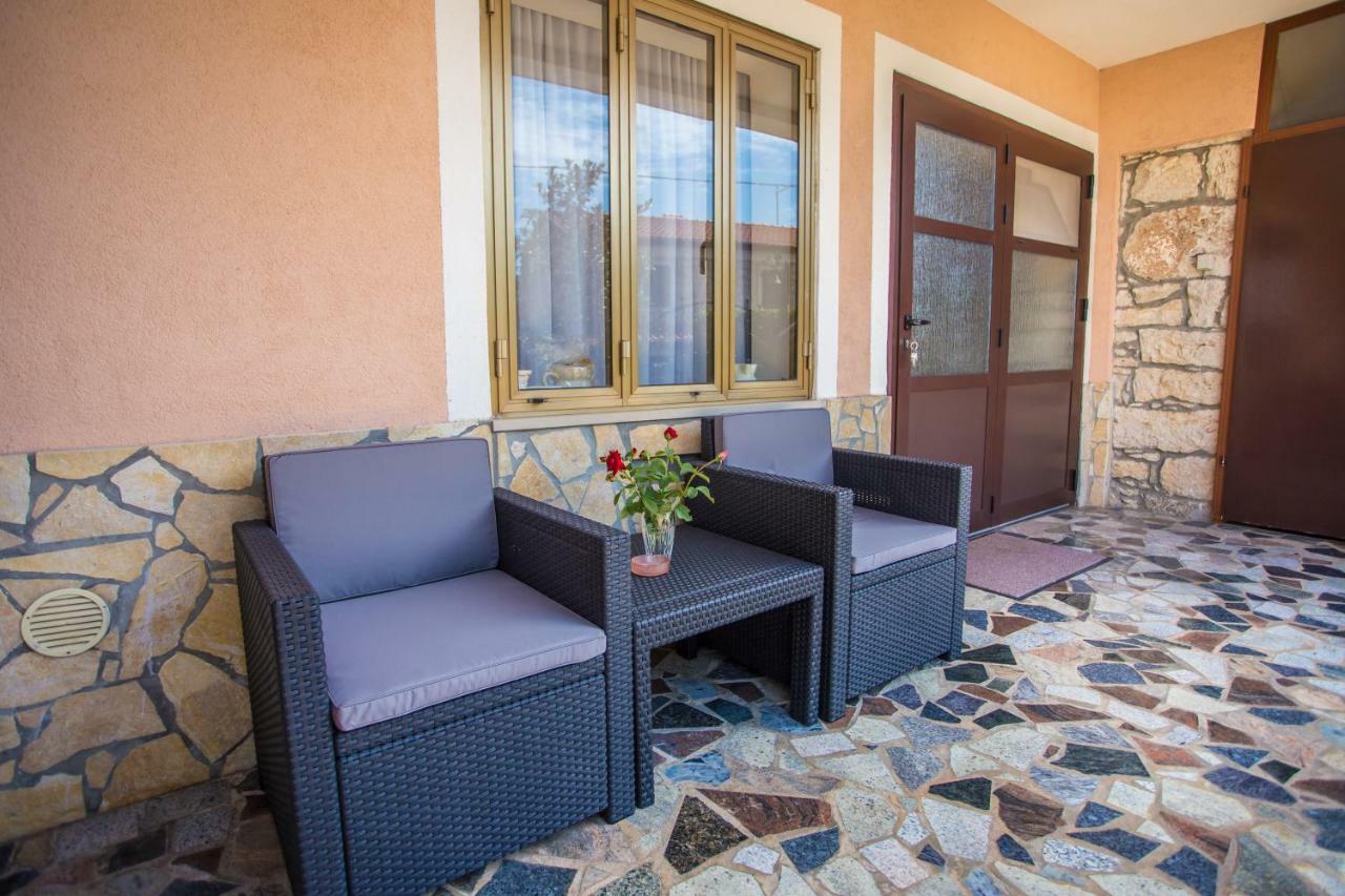 Villa Michelle Karojba Esterno foto