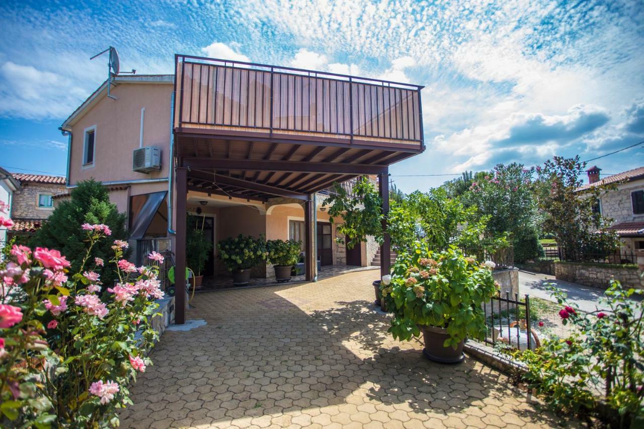 Villa Michelle Karojba Esterno foto