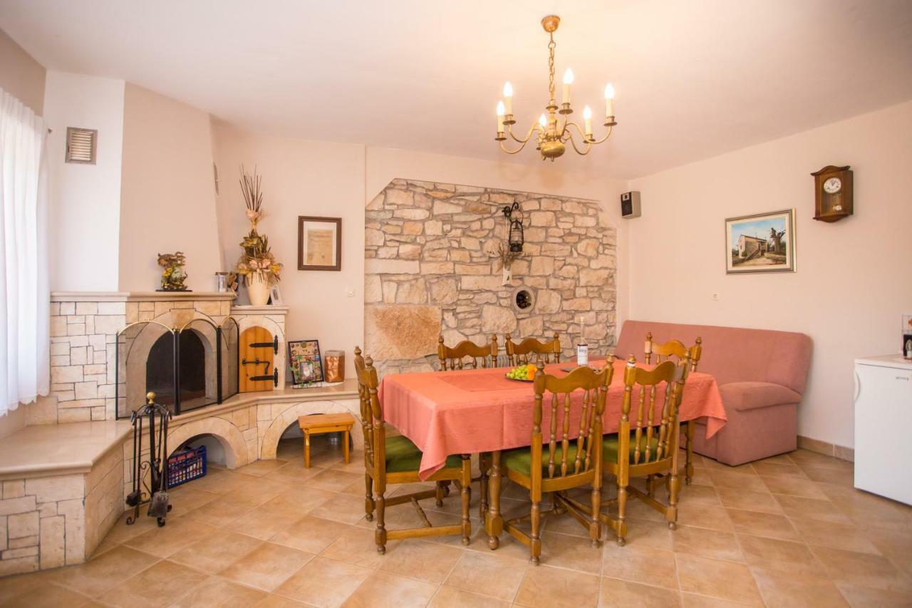 Villa Michelle Karojba Esterno foto